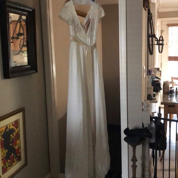 Beautiful custom made lace wedding dress - Picture 5 of 8